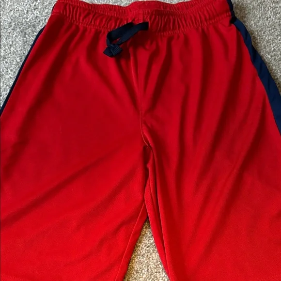 8-year-old Boy’s Clothes Bundle (10 pieces) - Picture 9 of 17